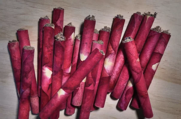 How to roll a rose petal blunt